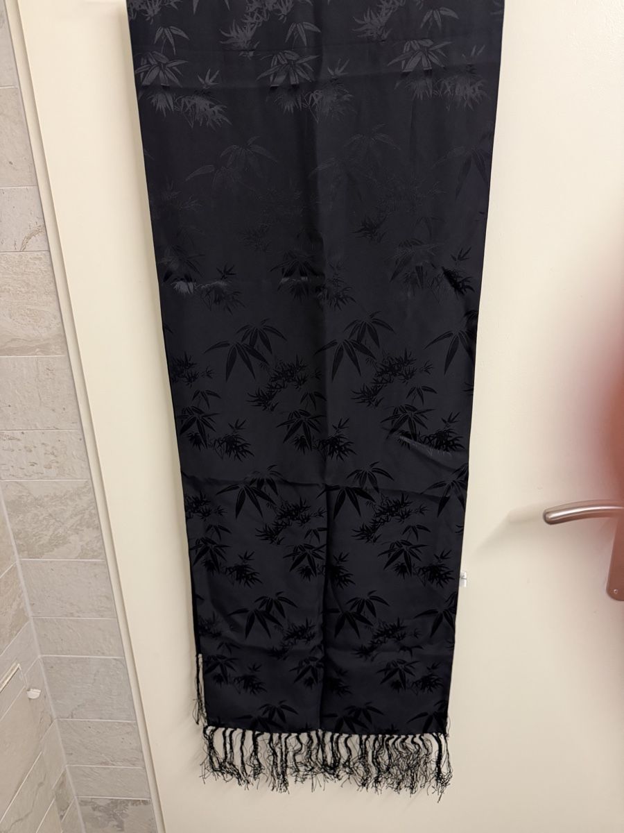 Foulards & écharpes: Black Silk Scarf with Bamboo Pattern, Rectangular – Neuf avec emballage d'origine à Buttikon SZ par trz_6ht8