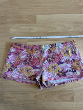H&M L.O.G.G. Shorts mit Blumenmuster, Grösse M