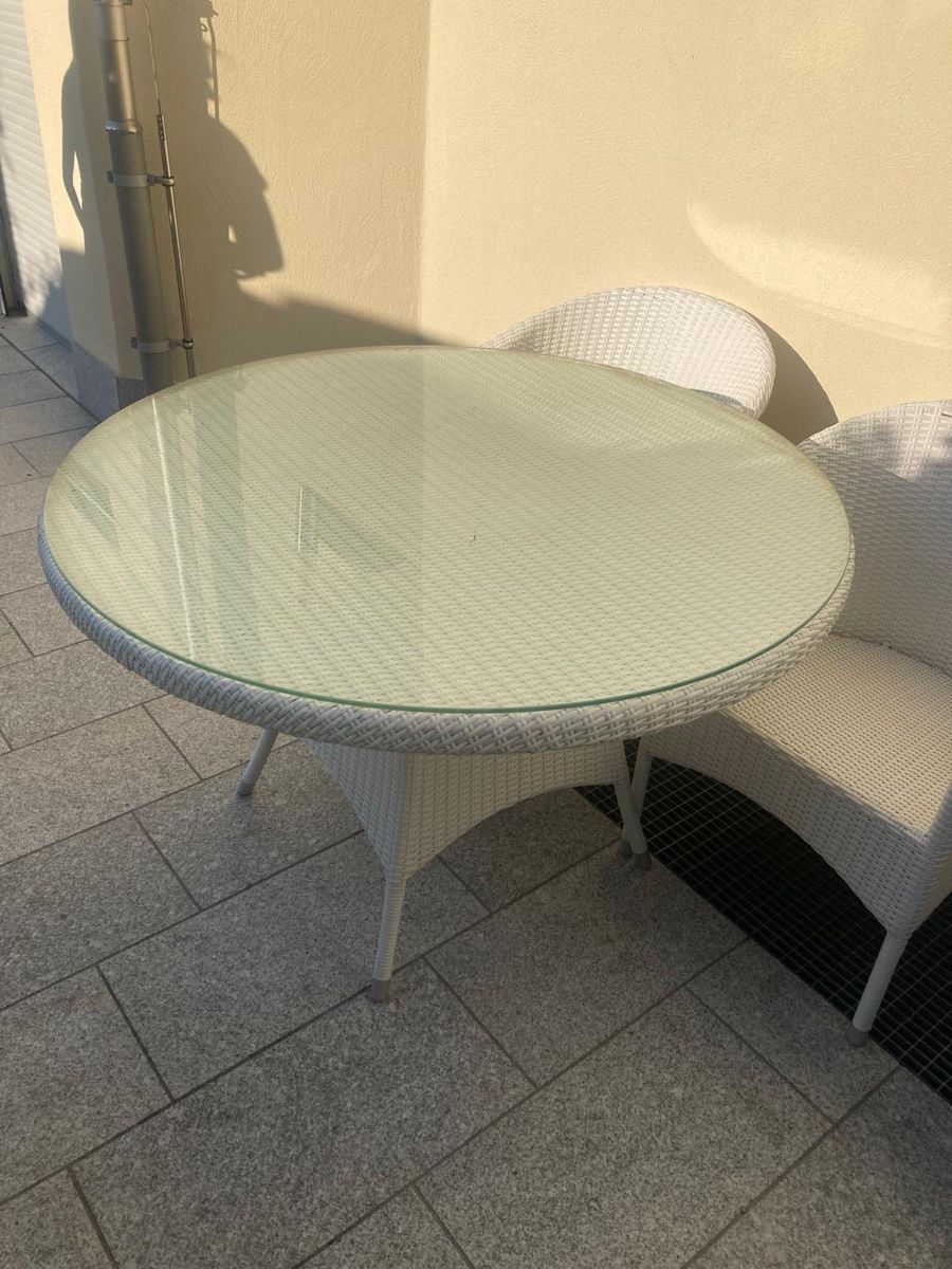 Set di tavolo e panche: Ratan Gartentisch mit Glasplatte inkl. 5 Stühle – Usato da Siebnen venduto da lau_8n5q 2