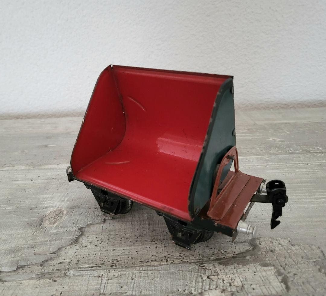Märklin Modelleisenbahnen: Märklin Spur 0 Güterwagen 1972/0 Kipplore rot – Gebraucht aus Dielsdorf von  5