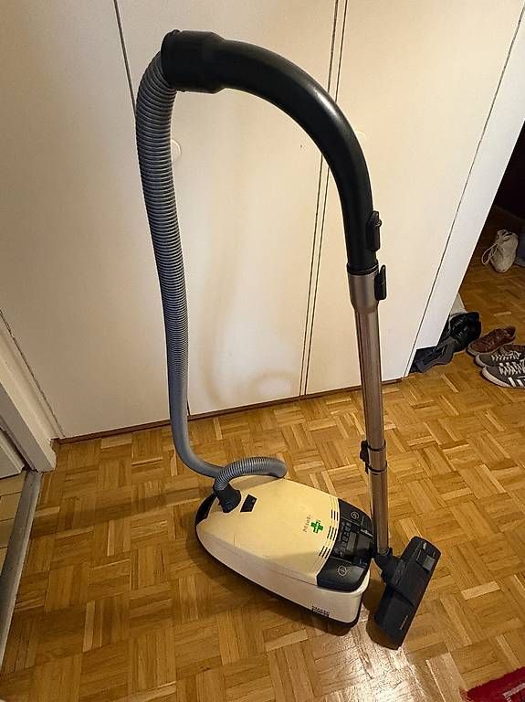 Aspirateurs & Accessoires: Aspirateur Miele – D'occasion à Genève par Johnny345