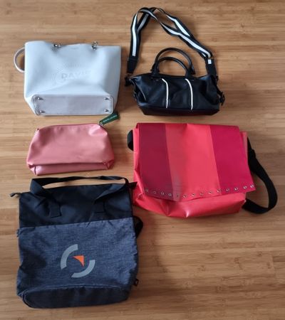 2 David Jones Handtaschen. und 3 anderen Taschen