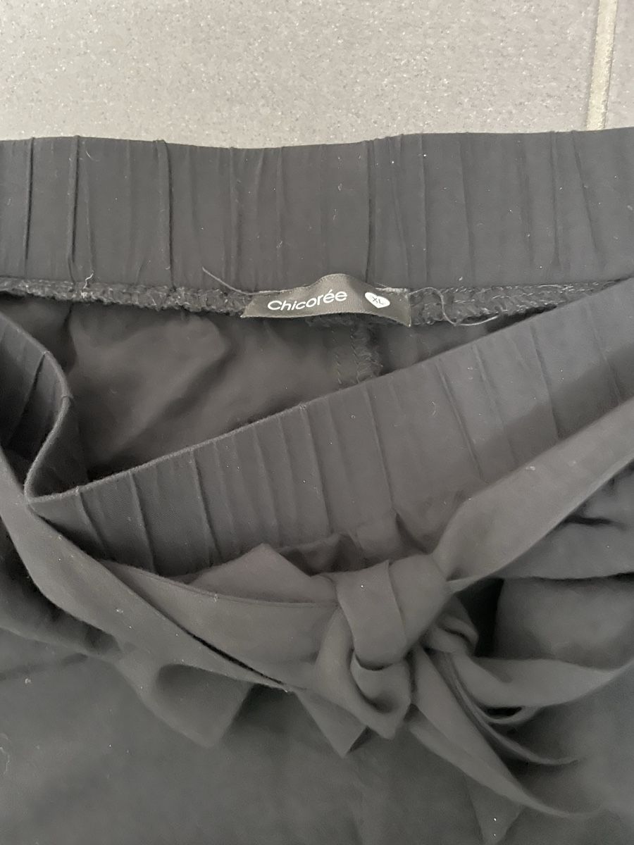 Pantaloni: 2 PAAR SHORTs XL UND 42 – Usato da Chur venduto da churerli 2