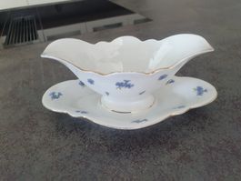 Elegante Sauciere, Porzellan mit blauem Dekor und Goldrand