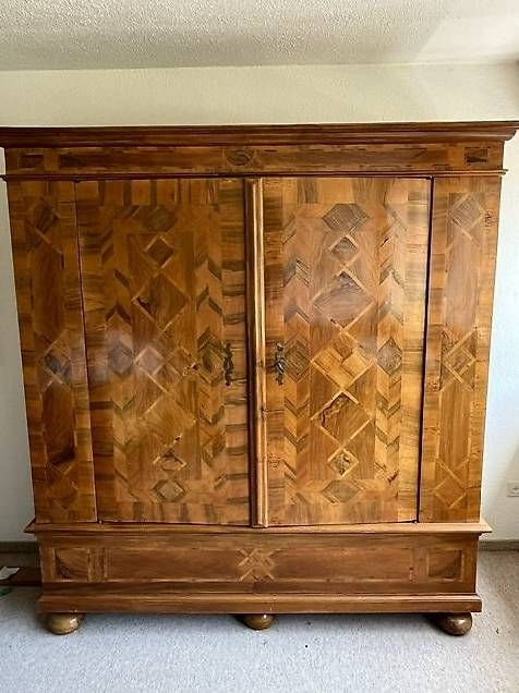 Armoires: Antiker Kleiderschrank – D'occasion à Zufikon par 635csi