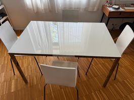Weisser Glas Esstisch (TORSBY) mit 4 Stühlen (MARTIN)