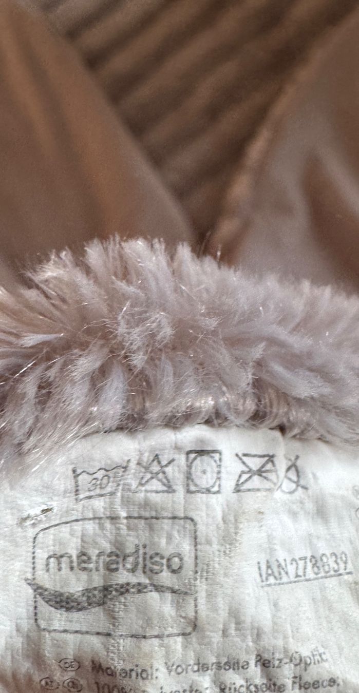 Coperte: Couverture grise en fausse fourrure doublée – Usato da giffers venduto da sev_c9x9 2