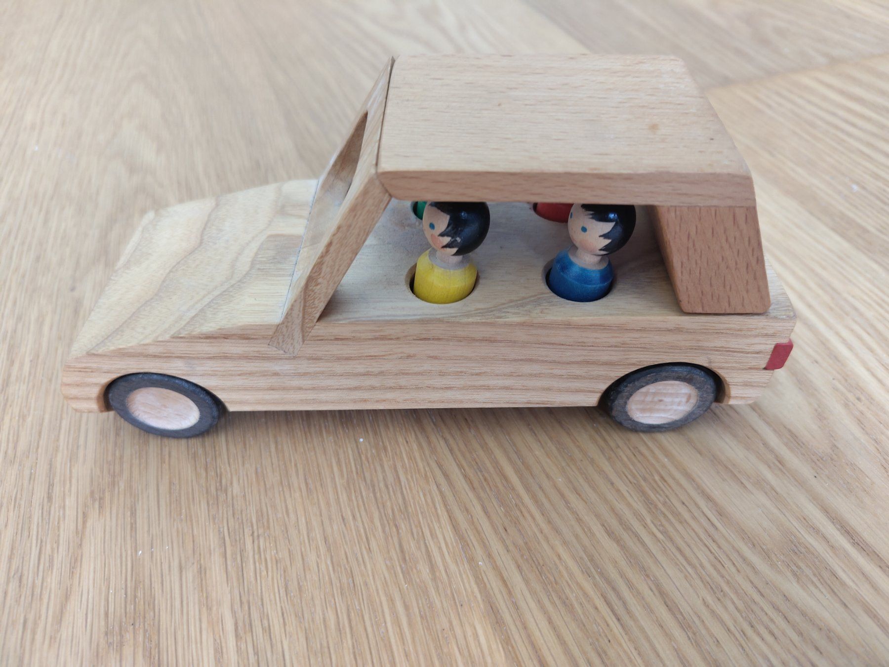 Spielzeuge: Holzauto mit Spielfiguren – Gebraucht aus Bern von Cassiopeia-72 1