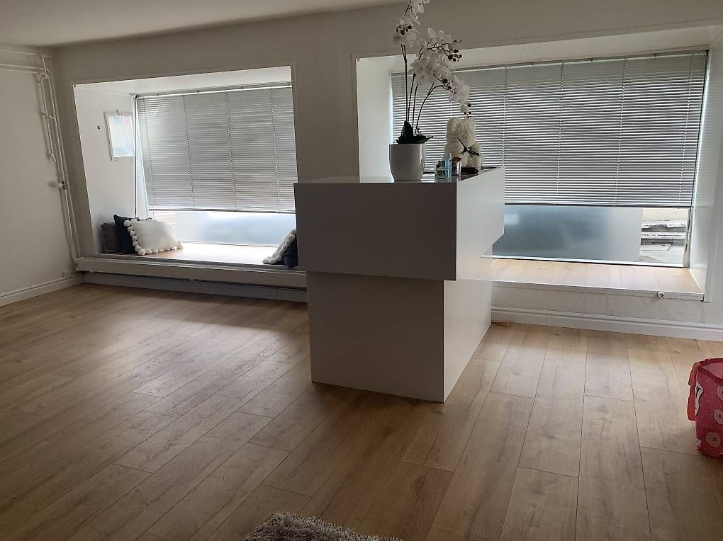 Ladenausstattungen & Messebau: Empfangstheke / Reception Weiss – Gebraucht aus Zürich von mrs_mlp5