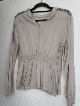 Damenbluse von Cream beige mit Spitzen - Grösse 38 