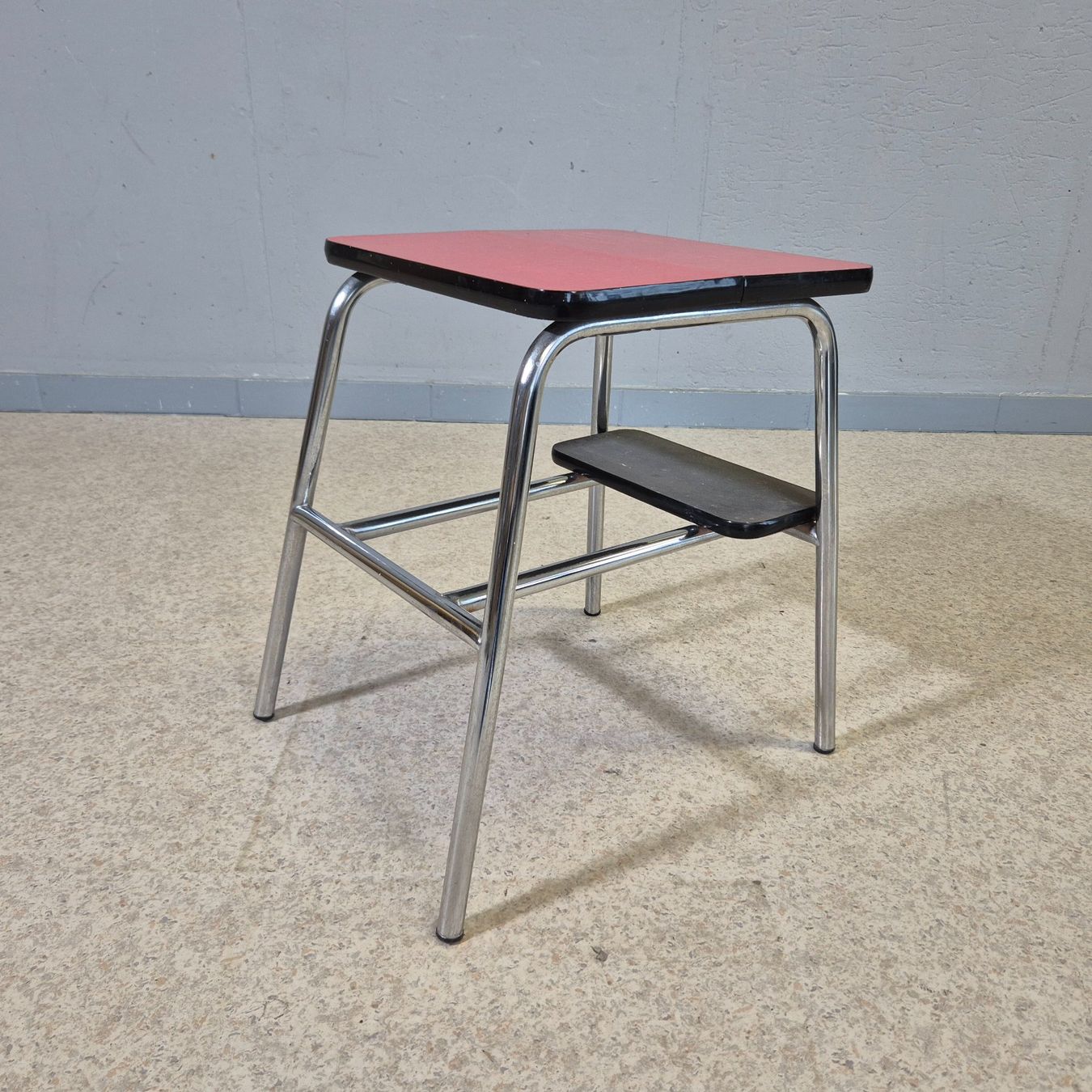 Sgabelli: 70s Simplex Tritthocker Stepstool Küchenhocker 2-Tritt rot – Usato da Nottwil venduto da Wondewa-Shop