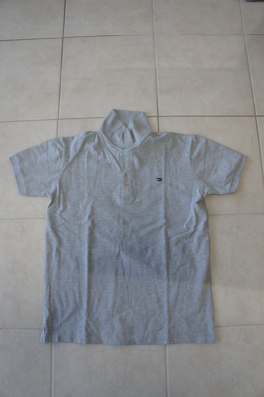 Tommy Hilfiger Magliette Polo: Tommy Hilfiger Poloshirt / hellgrau / Grösse L - Neu – Nuovo (secondo la descrizione) da Bubikon venduto da Drubadix 1
