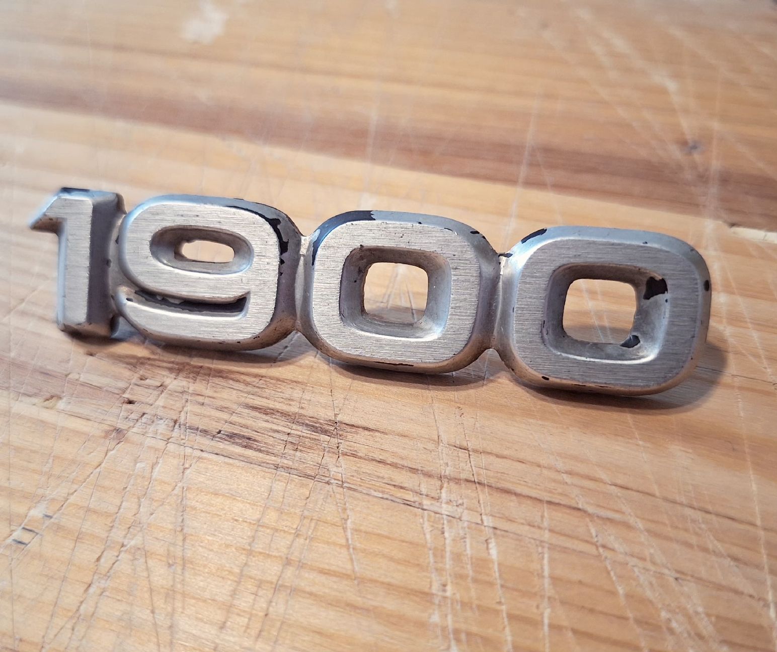 Tutti pezzi di ricambio auto: Opel Rekord ,,1900" Emblem – Usato da Triesen venduto da BLACKSHEEP75