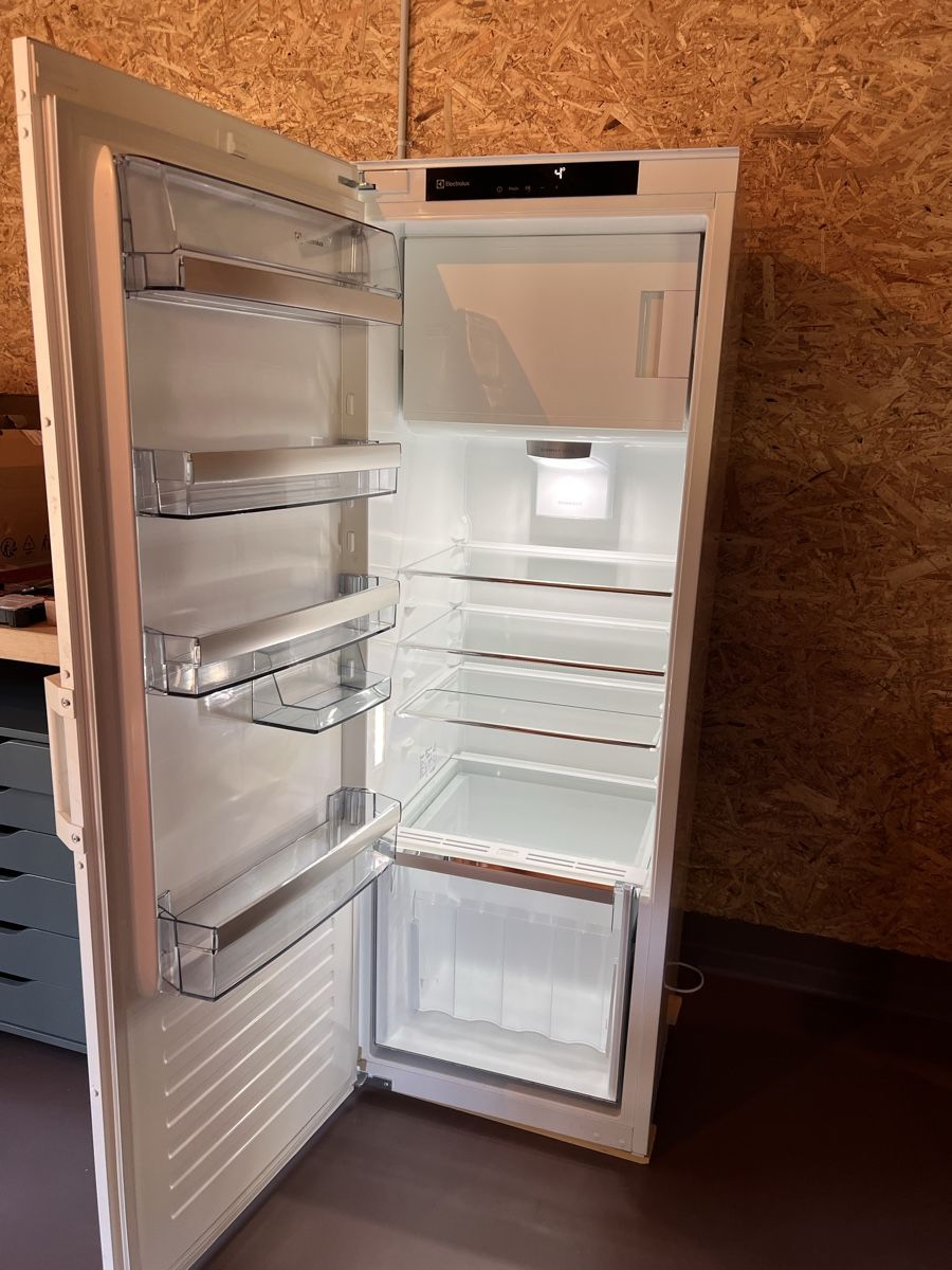 Réfrigérateurs: Electrolux Refrigerator-freezer EK284SALWE Good Condition – D'occasion à Esslingen par potzholzoepfel