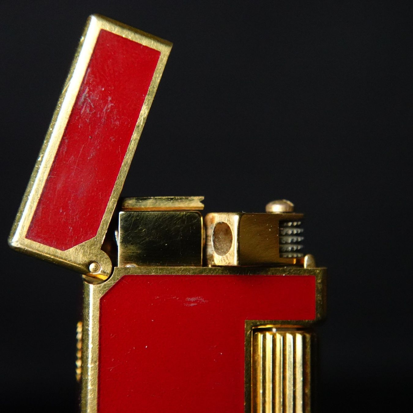 Dunhill Accendini: Dunhill - Lacquer Red Pattern Rollagas Lighter vergoldet – Usato da Bruettisellen venduto da Collector_Store 5