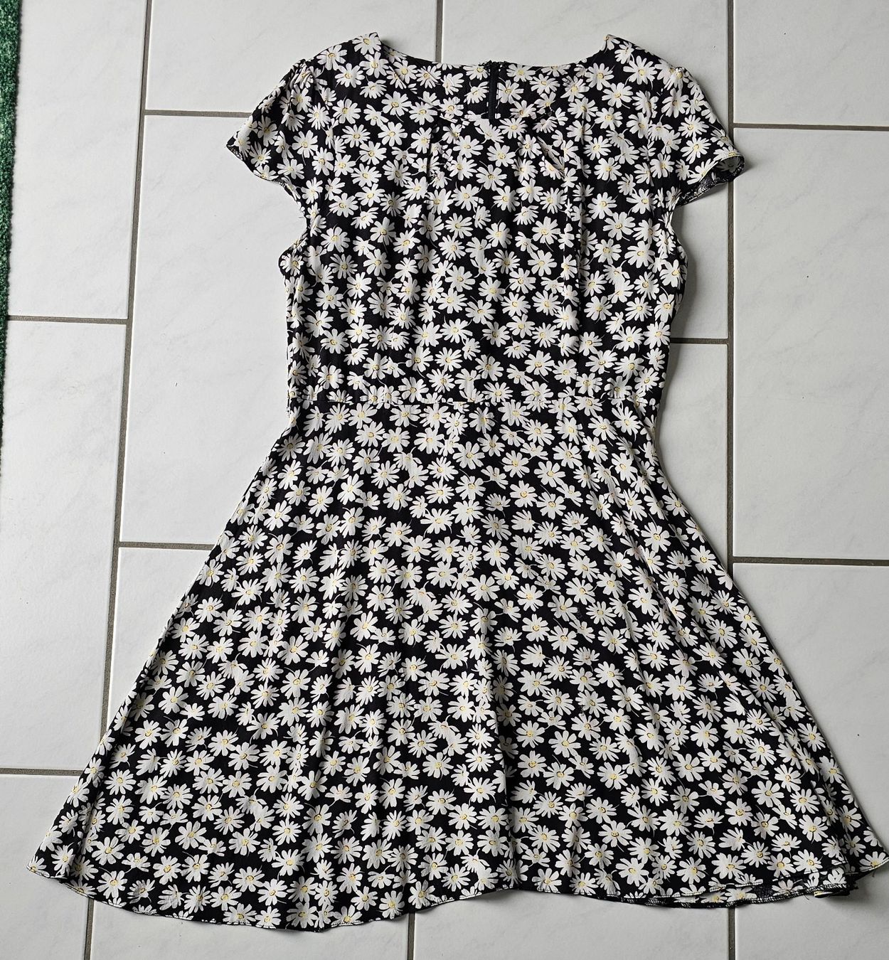 Vestiti: schönes Blumenkleid / Rock – Usato da Witterswil venduto da Regus