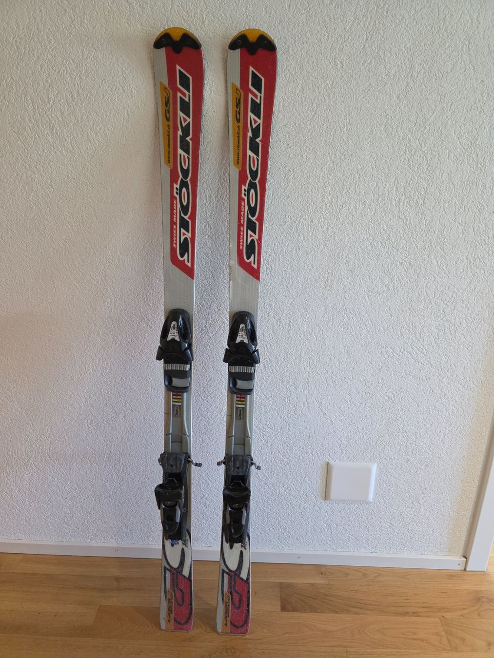 Stöckli Skis: Stöckli Kinderski, gebraucht, 135cm – Gebraucht aus Dietwil von AIRFELDER