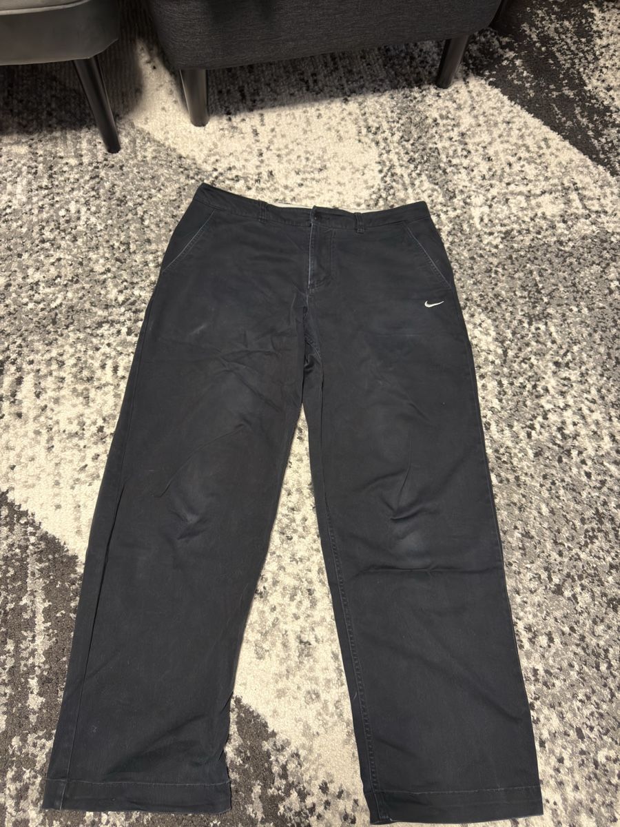 Nike Pantaloni: Nike black chino pant – Usato da Yverdon-Les-Bains venduto da fir_7srk