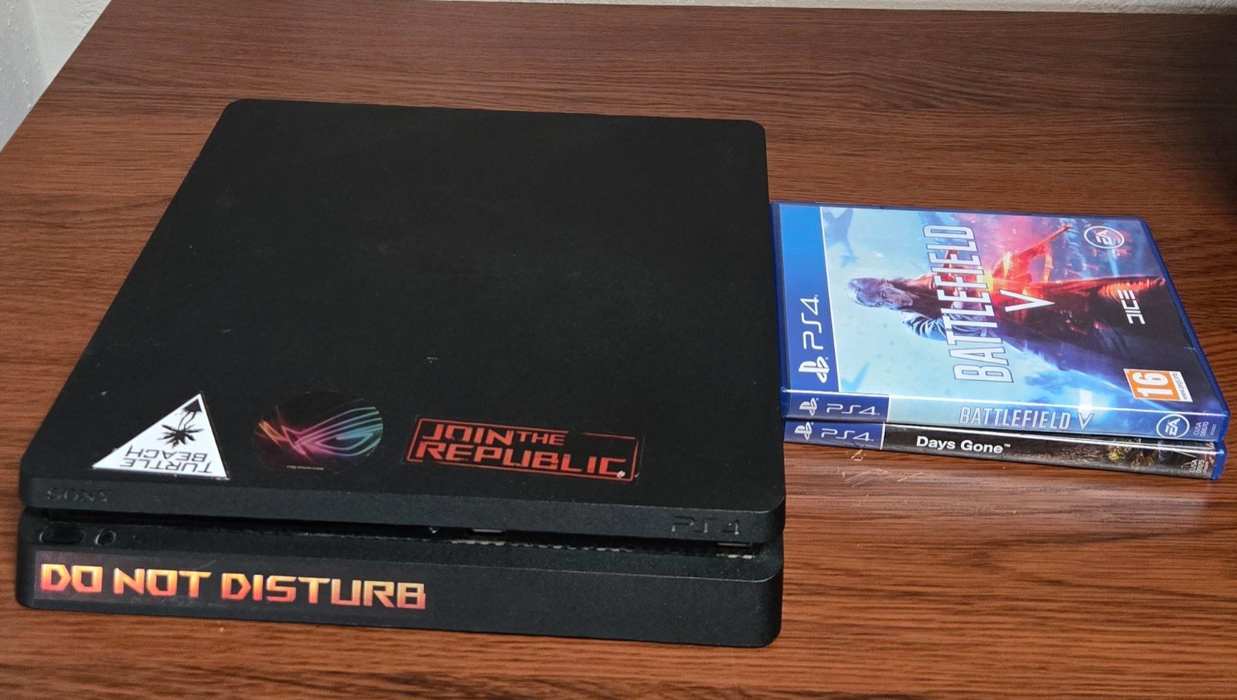 Sony Console: Sony PlayStation 4 mit 2 Spiele – Usato da Baden venduto da knc00