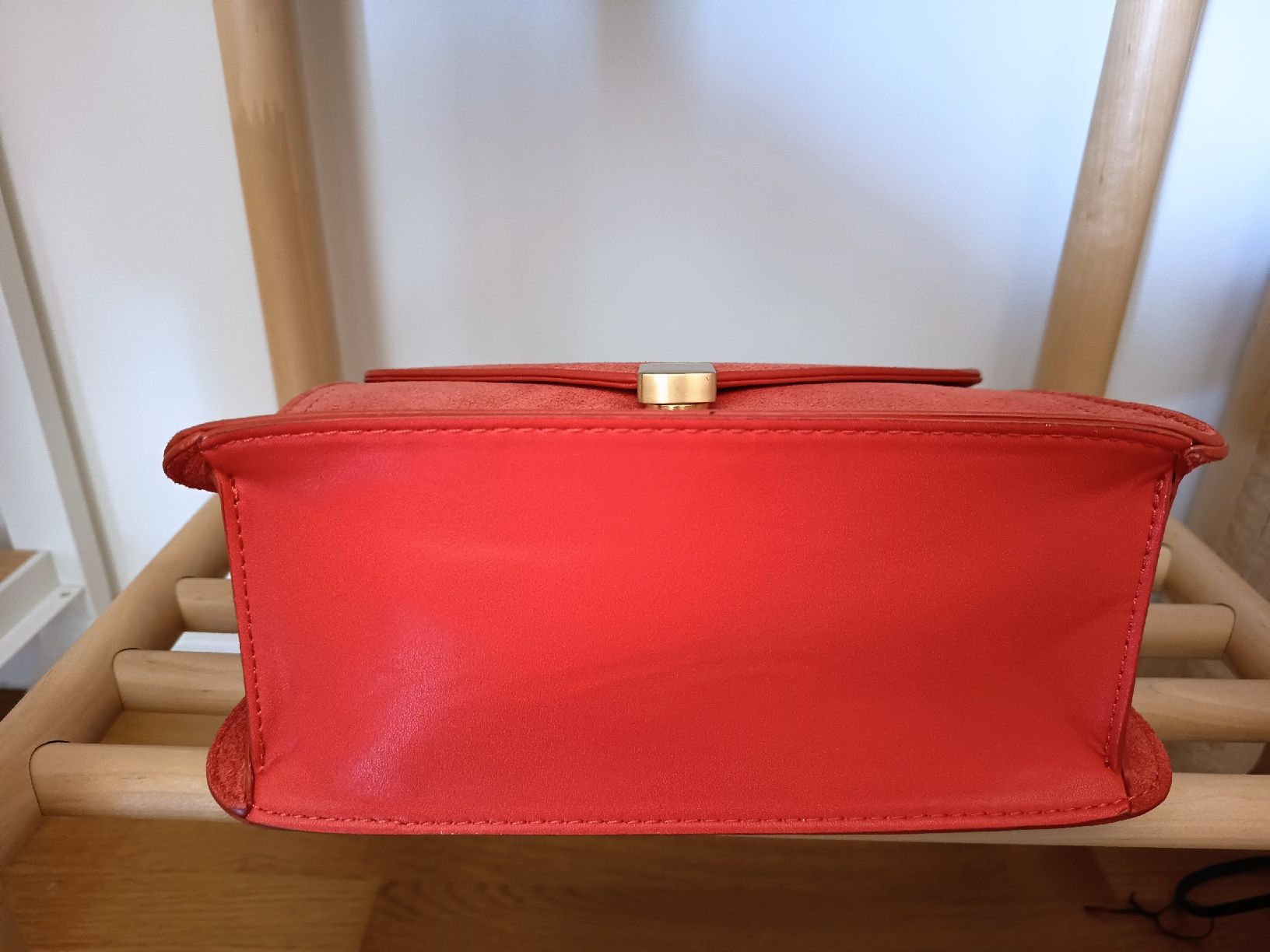 Taschen für Damen: Red Suede Handbag with Gold Flower Small Size – Gebraucht aus Basel von beg_6v7r 4