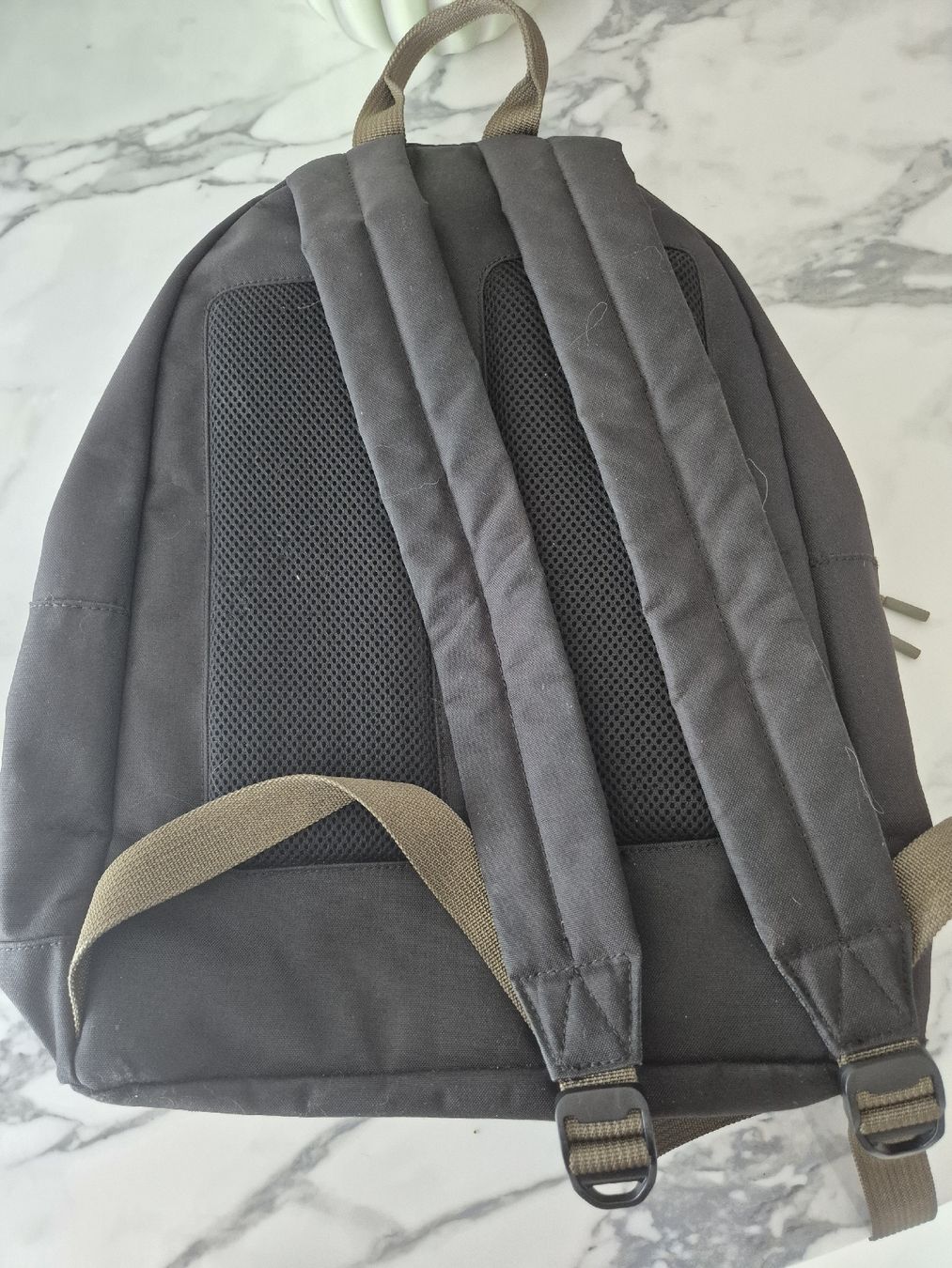 Lacoste Zaini: Schwarzer Lacoste Rucksack mit Laptopfach – Usato da Niederrohrdorf venduto da Sistarr 3