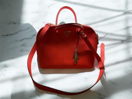 Handtasche Guess rot mit Schulterriemen guter Zustand