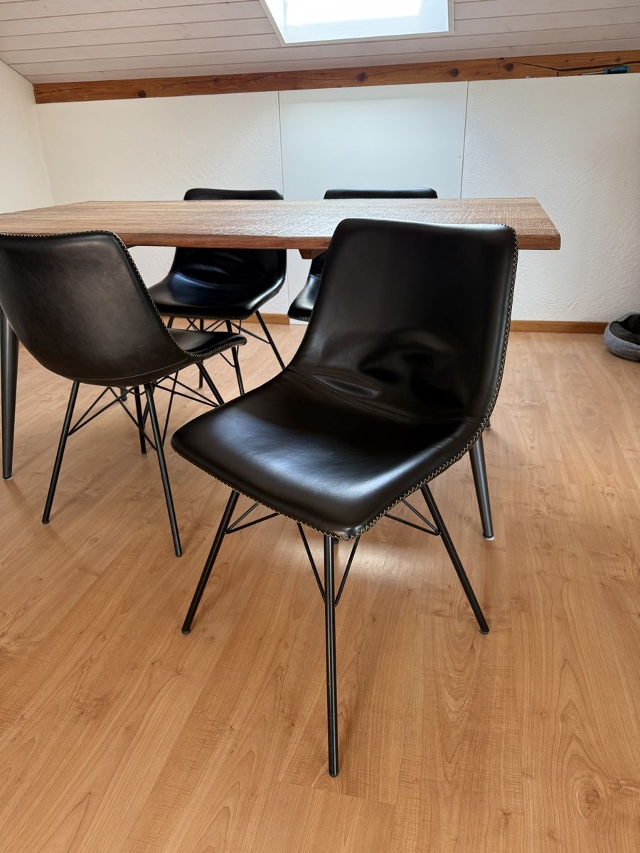 Set di tavolo e panche: Holztisch mit Stühlen – Usato da Luzern venduto da AlinaParche 3