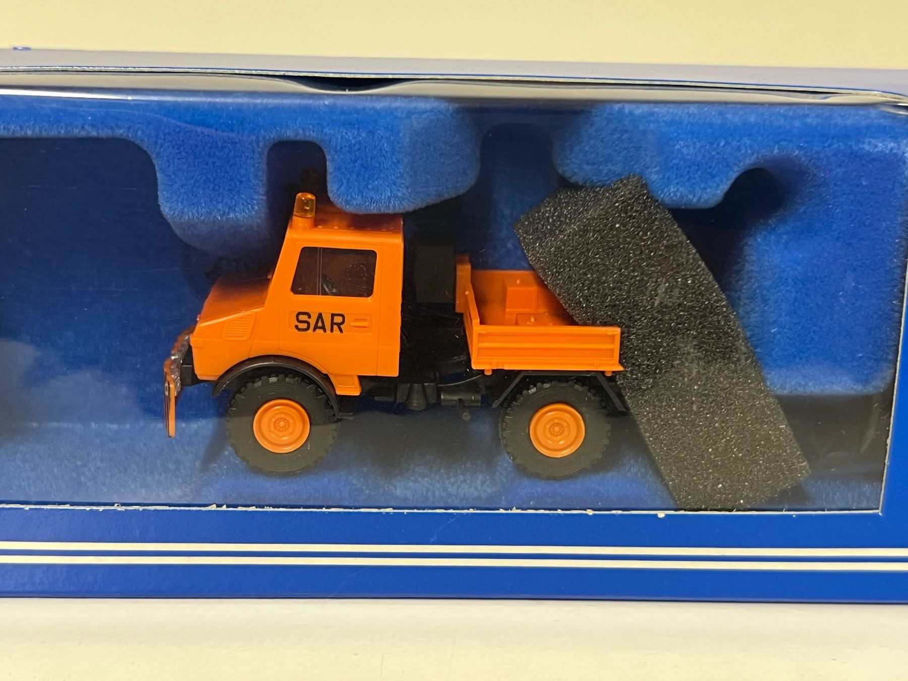 Roco Modellini di ferrovie: Roco 4006 Unimog U 1200 + Hell-Plattform H0 – Nuovo e nell'imballaggio originale da Neuenhof venduto da ludovicco 1