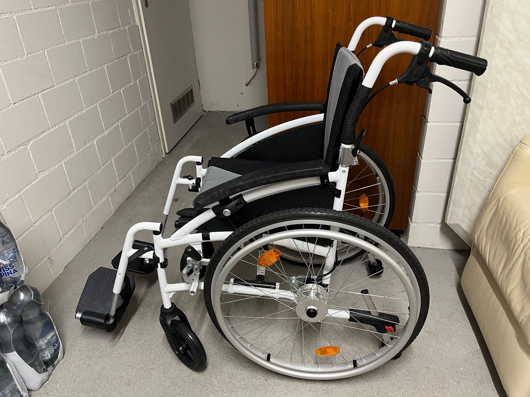Chaises roulantes: Leichtgewichtrollstuhl Zebra – D'occasion à Buttisholz par qeep