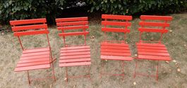 Vier alte, zusammenklappbare Gartenstühle, aufgearbeitet