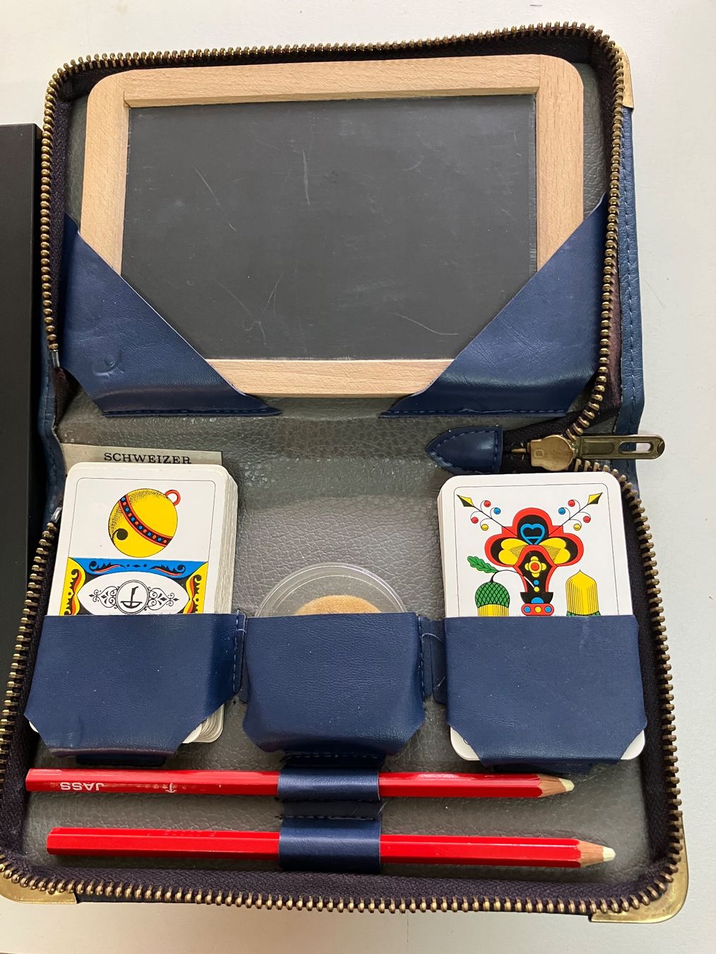 Giochi: Jass-Set mit grösserer Tafel und Würfelset – Nuovo (secondo la descrizione) da Aadorf venduto da heiluz15
