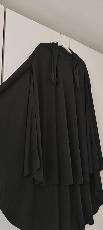 Maglioni & Felpe: Langer Khimar schwarz von horiya.store – Usato da Basel venduto da ukhtyy 2