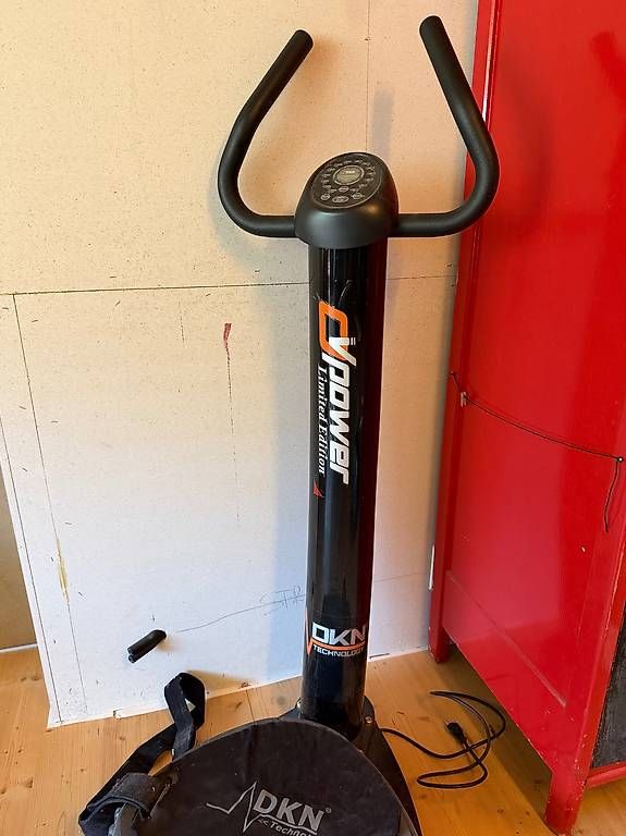 Vélos d'appartement: Vibrationsplatte DKN V-Power Line – D'occasion à Luzein par lielle
