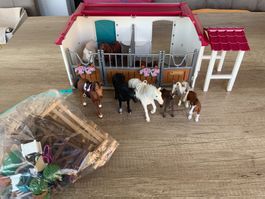 Schleich Pferdehof mit Stall, Pferdchen und Zubehör. Top!