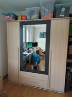 Kleiderschrank mit Spiegel
