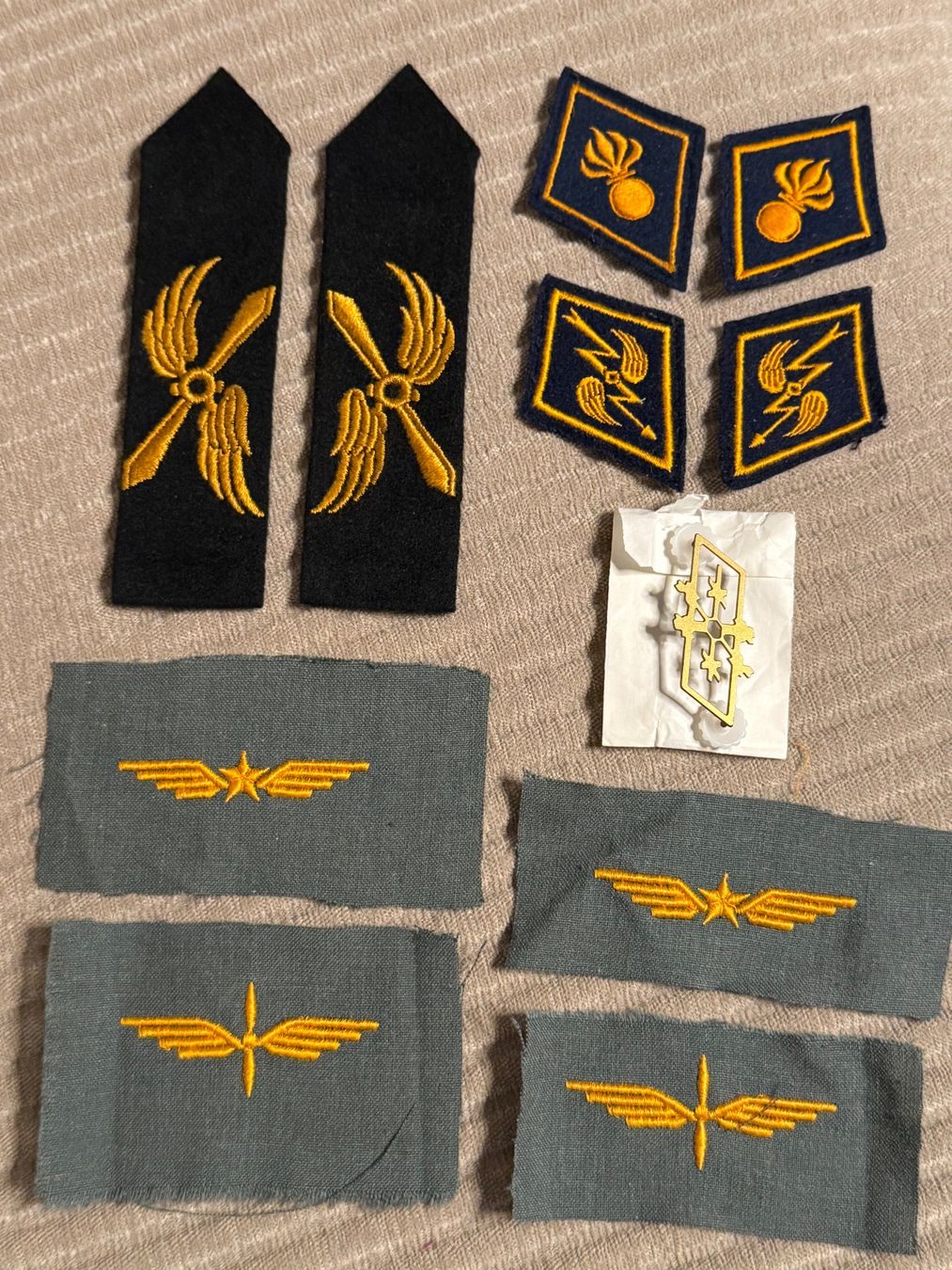 Armée suisse Plaquettes & Badges: Lot Abzeichen der Schweizer Luftwaffe – D'occasion à Brütten par Hst1