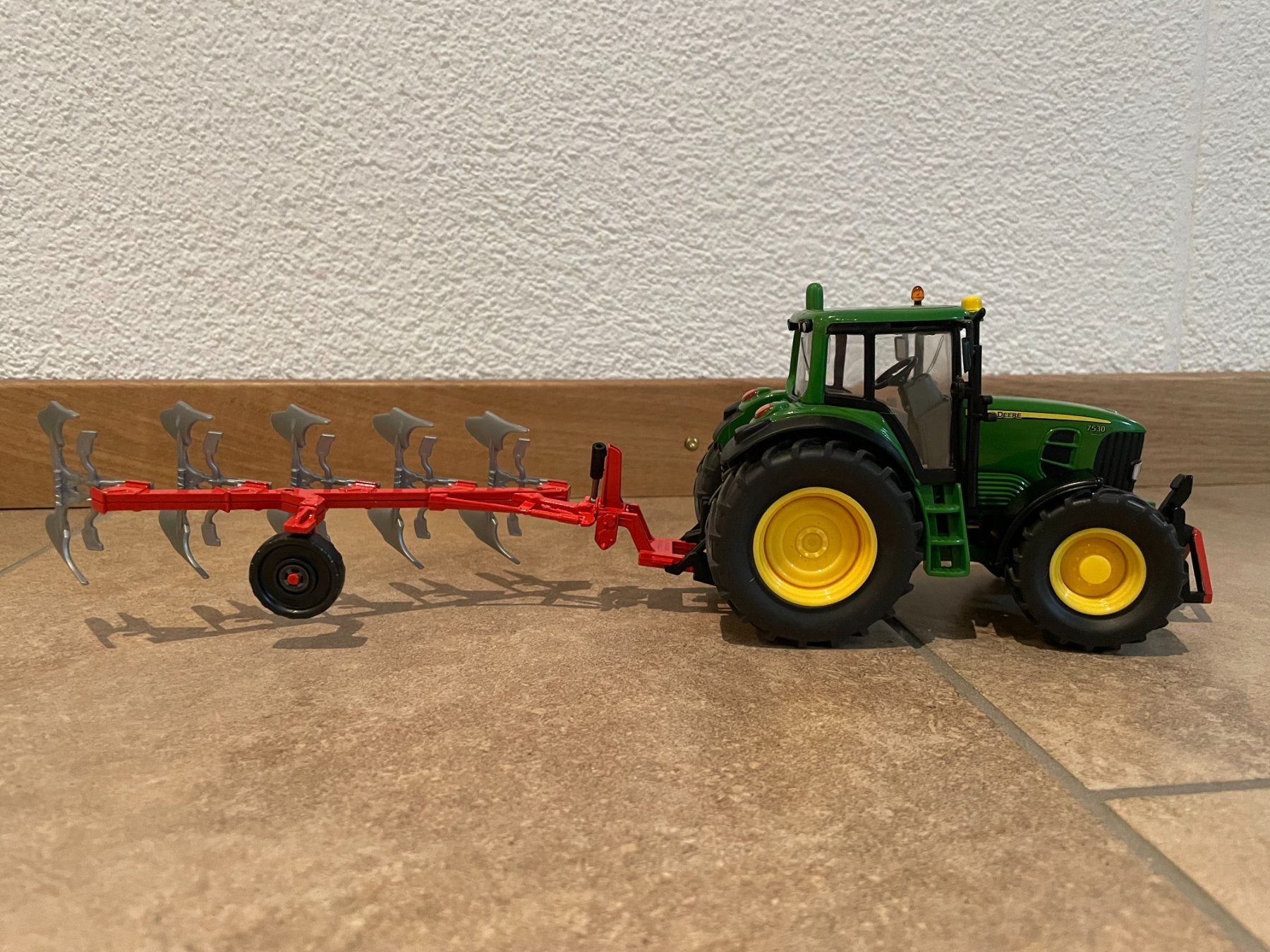 John Deere Trattori: SIKU John Deere 7530 mit Pflug – Nuovo e nell'imballaggio originale da Kreuzlingen venduto da Stefan1150 2