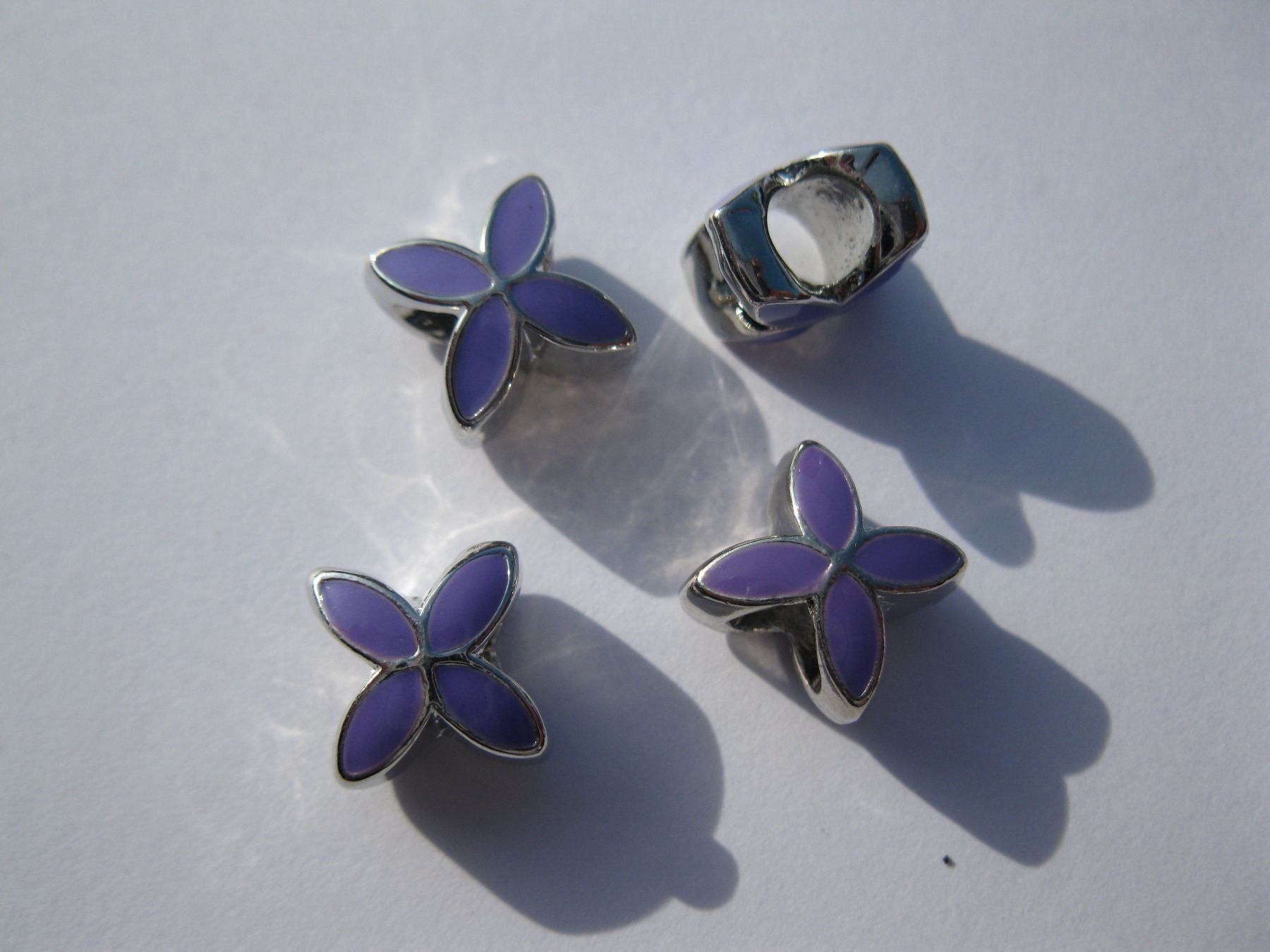 Perlen (unechte): 2 Grosslochperlen, Beads, Metallperlen Blüte, lila – Neu und originalverpackt aus St. Margarethen TG von LuanaKa 1