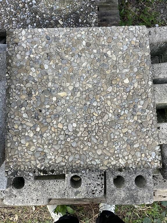 Revêtements de sol: Dalles en béton gravilloné et blocs de béton de jardin – D'occasion à Evionnaz par viv_6fwl 1