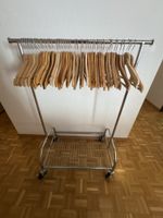 Grand portant +46 cintres en bois