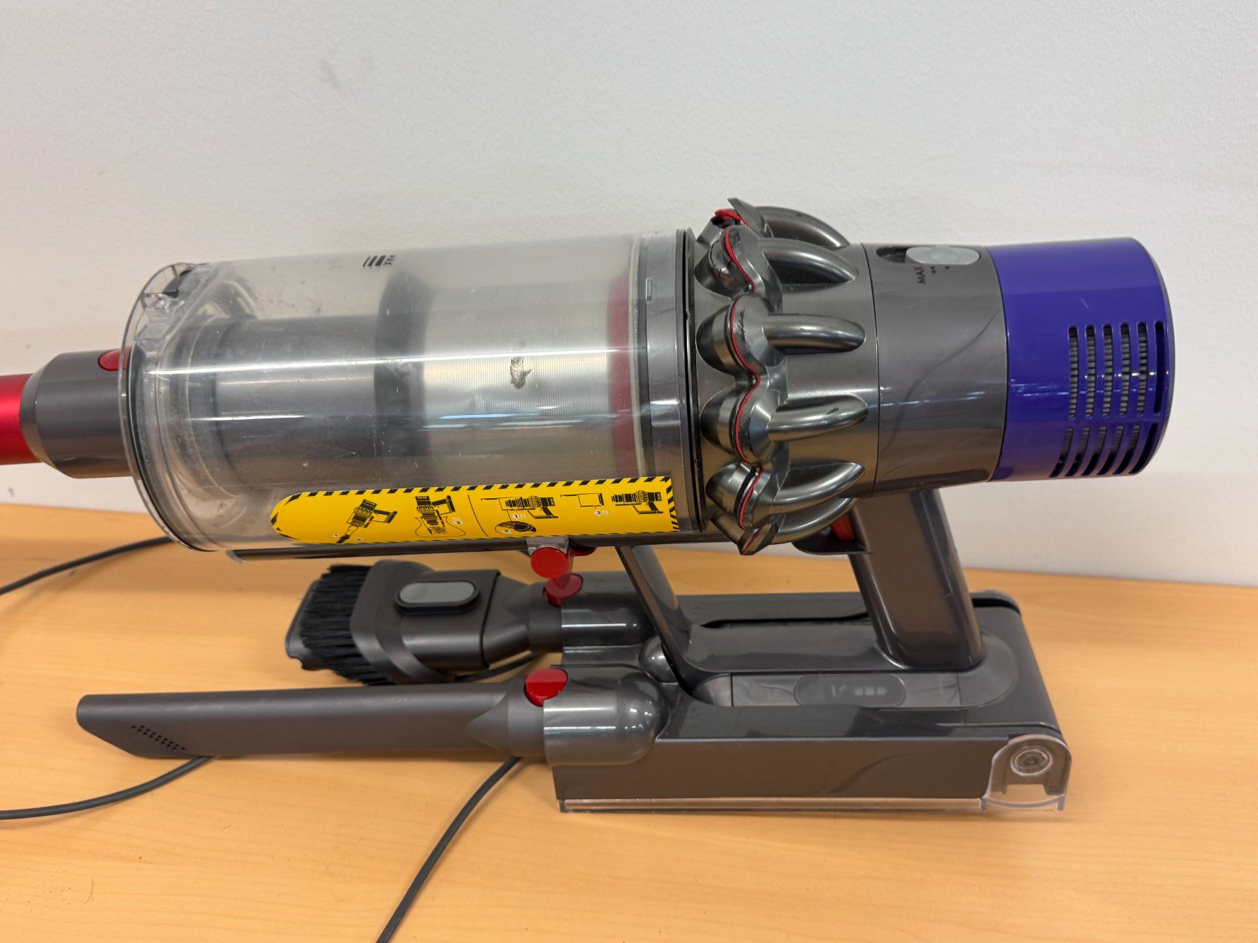 Dyson Aspirapolveri & Accessori: Dyson Cyclone V10 mit Schaden am Gehäuse – Usato da Ebmatingen venduto da Revivetrade 4