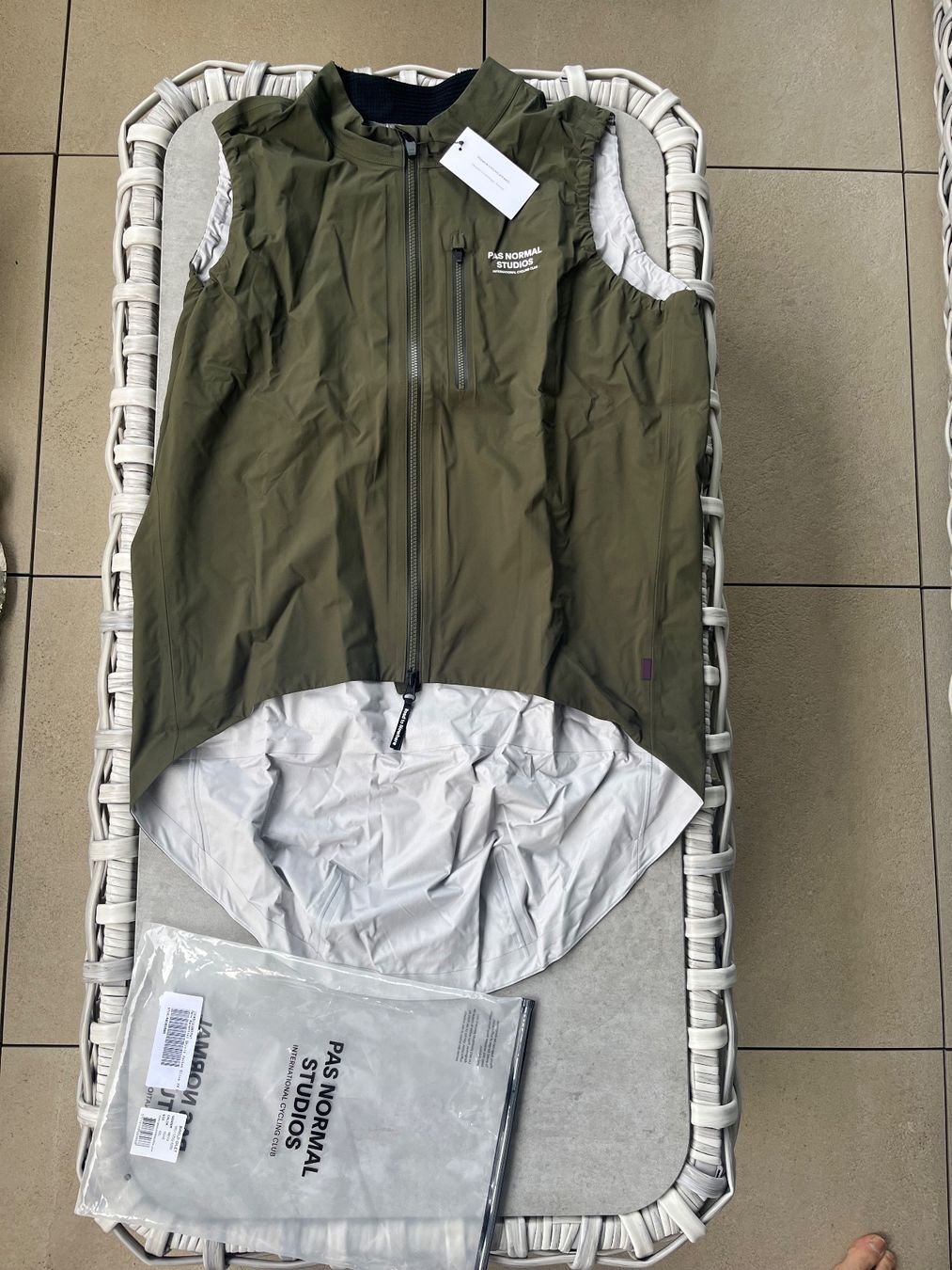 Pas Normal Studios Gilet & Giacche: Pas Normal Studios Herren Essential Shield Weste Oliv XXL – Nuovo e nell'imballaggio originale da Arbon venduto da Lakatusch 6