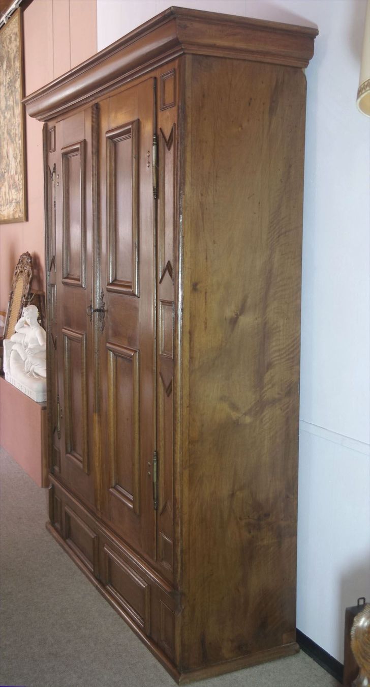 Armadi: prächtiger antiker Flachbarock-Schrank – Usato da Meggen venduto da Trouvaillen 1