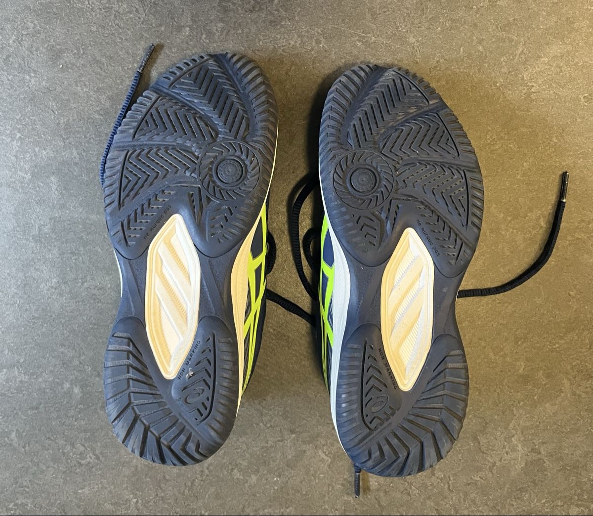 Asics Schuhe für Jungen: Turnschuhe Asics Grösse 37 – Gebraucht aus Derendingen von lenamarita 1