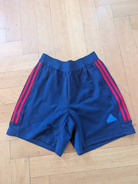 Lotti di vestiti: adidas Trainings/Freizeit Set mit Shirt und Hose – Usato da Zürich venduto da Pabloo17 3