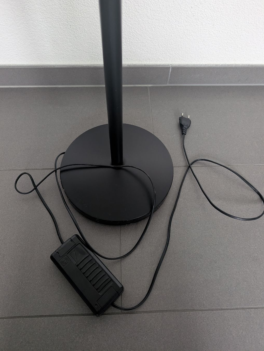 Lampade: Modern Black Floor Lamp – Usato da Schlieren venduto da ian_gdp8 1