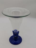 Trompetenvase mit blauem Fuss