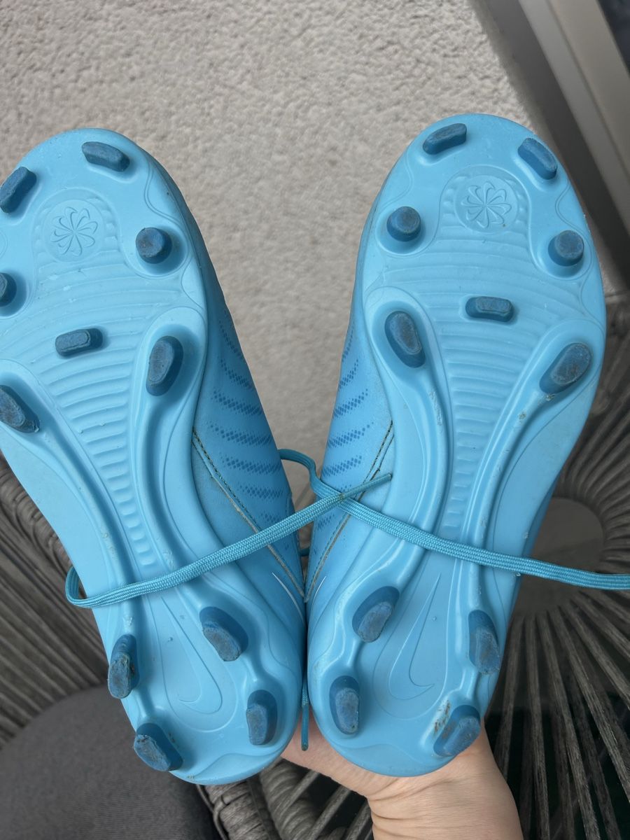 Nike Schuhe für Jungen: Chaussures de football Nike – Gebraucht aus Sierre von art_wqf9 4