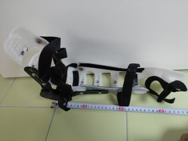Attelle orthopédique articulée ajustable pour  bras droit 