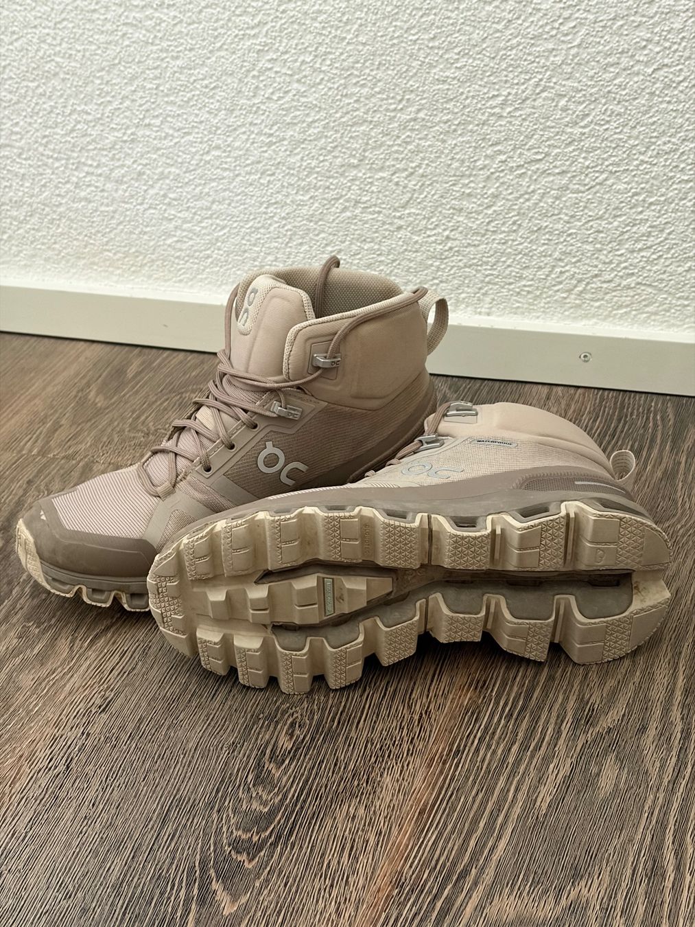 On Scarpe da donna: Chaussures de randonnée On Cloudrock beige 38 – Usato da Les Monts-de-Corsier venduto da Sandok 1